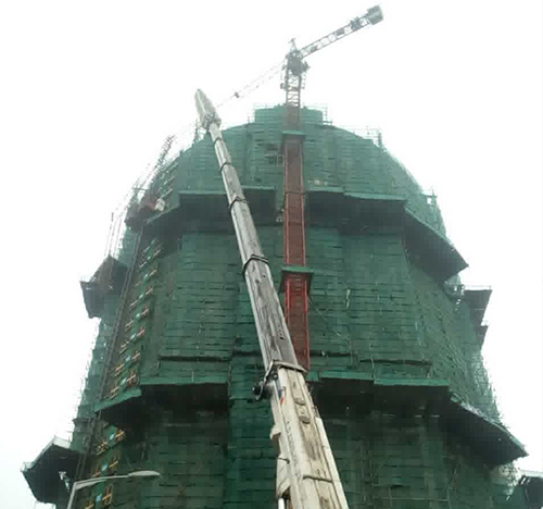 沽源吊车在工地上作业